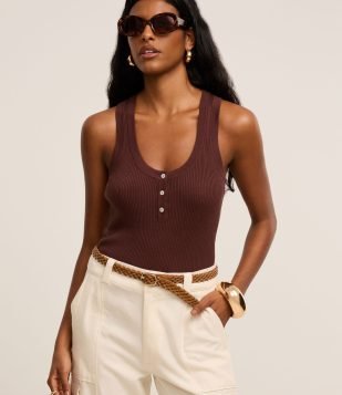 Blusa Básica Canelada em Tricô com Decote U Marrom