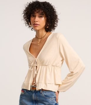 Blusa Bata em Suede com Amarração e Babados Bege