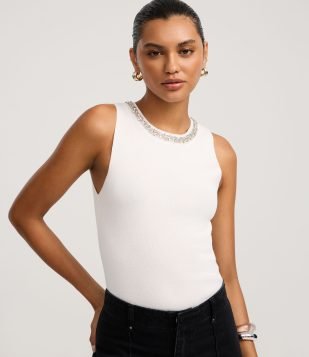 Blusa Canelada em Tricô com Colar de Strass na Gola Branco