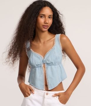 Blusa Cropped em Jeans com Botões Forrados no Busto Claro