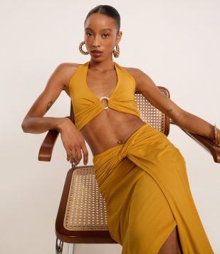 Blusa Frente Única com Aviamento no Busto Dourado