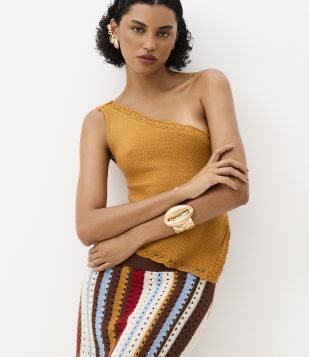 Blusa Ombro Só em Tricô com e Renda de Efeito Crochê Amarelo