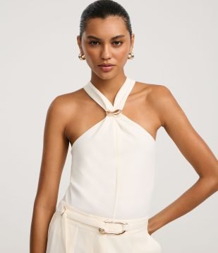 Blusa em Crepe com Aviamento e Franzido na Gola Halter Off White