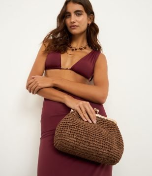 Bolsa Clutch com Efeito de Palha e Fechamento de Metal Marrom