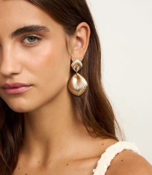 Brinco em Metal Texturizado com Efeito Concha Dourado