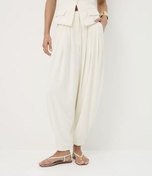 Calça Aladim Ballon em Crepe com Pregas Frontais Off White