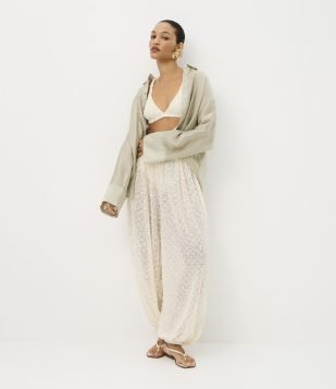 Calça Aladim Ballon em Tricô com Cós Duplo e Pregas Bege