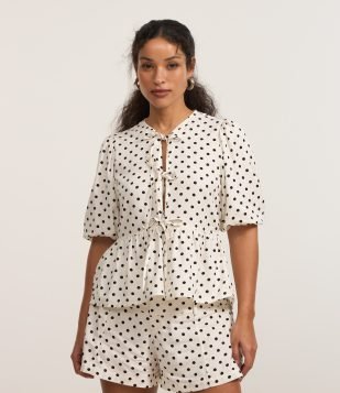 Camisa Peplum Alfaiatada com Manga Bufante e Estampa Poá Off White
