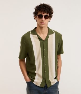 Camisa Regular em Tricô Leve com Listras Contrastantes Verde