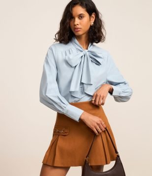 Camisa em Tricoline com Gola Laço e Punho Largo Azul