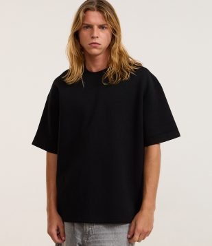 Camiseta Oversize em Moletinho com Cava Deslocada Preto