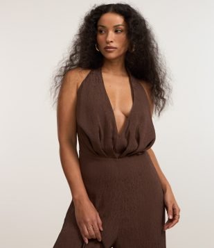 Macacão Pantalona em Cetim Texturizado com Aviamento nas Costas Marrom