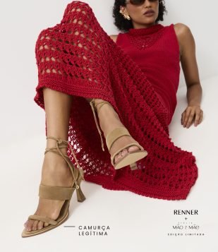 Sandália em Camurça de Couro com Detalhes de Búzios Bege