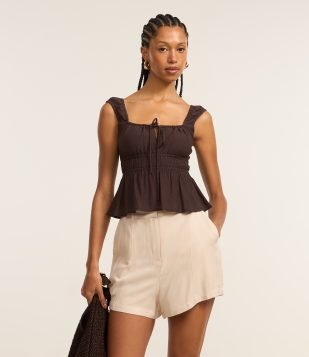 Short Curto Alfaiatado em Viscose Twill Bege