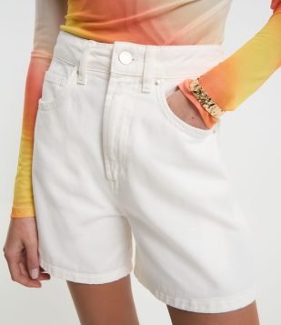 Short Mom Cintura Alta em Sarja com Bolsos Branco