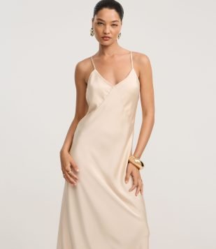 Vestido Acetinado de Alça com Recorte no Busto Champanhe