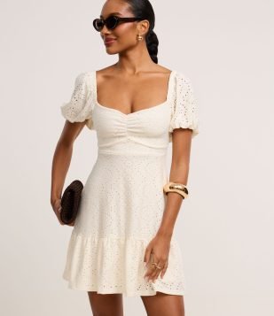 Vestido Curto em Laise com Manga Bufante e Bordado Vazado Off White