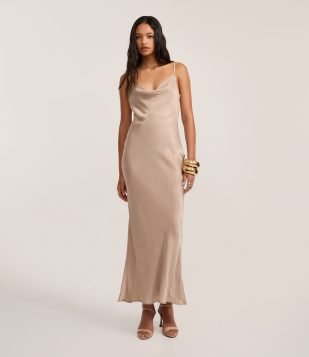 Vestido Midi em Cetim Texturizado com Decote Degagê Bege