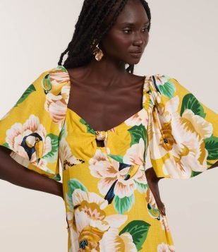 Vestido New Midi em Viscose com Estampa Tropical e Busto Torcido Amarelo