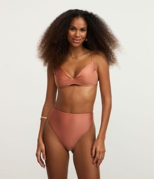 Biquíni Calcinha Hot Pants em Microfibra Brilhante com Fio Duplo Marrom