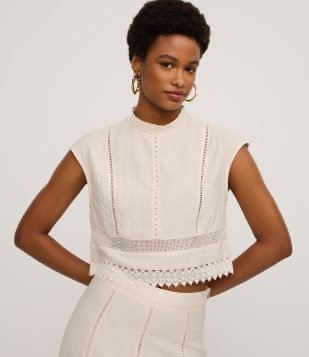 Blusa em Viscose com Gola Padre e Renda na Barra Bege