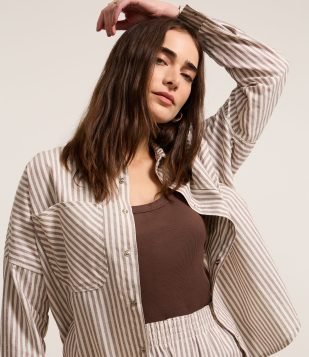 Camisa em Jeans Listrada com Cava Deslocada Marrom