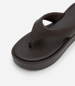 Chinelo Flatform com Tiras Largas Marrom Escuro