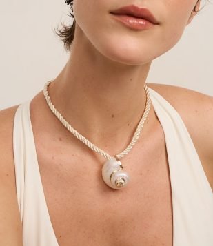 Colar Curto em Cordão com Pingente Concha Off White