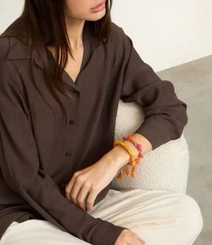 Kit 2 Pulseiras em Poliamida 1 com cascalhos e 1 com cordão Laranja