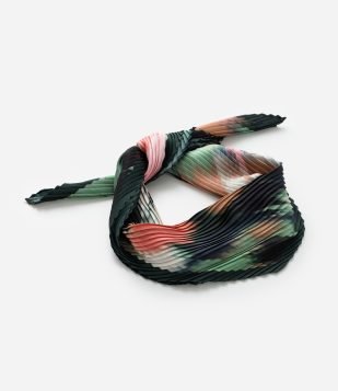 Lenço Quadrado em Cetim Plissado e Estampa Efeito Tie Dye Verde