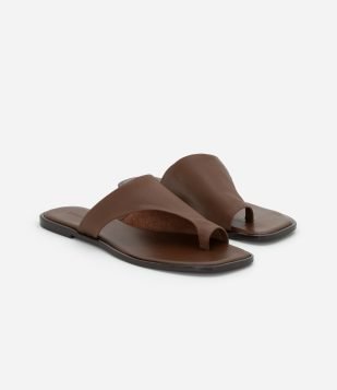 Sandália Rasteirinha Mule em Couro com Cabedal Largo Marrom