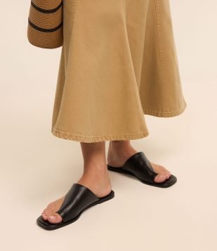 Sandália Rasteirinha Mule em Couro com Cabedal Largo Preto