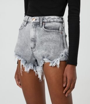 Short Hot Pants Jeans com Cintura Alta e Barra Desfiada Cinza