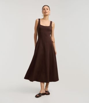 Vestido Evasê Midi em Viscose com Decote Quadrado e Recortes Marrom
