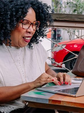 Do trabalho ao happy hour de verão: guia de peças versáteis por Cláudia Lima