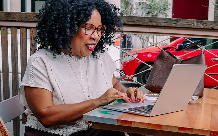 Do trabalho ao happy hour de verão: guia de peças versáteis por Cláudia Lima