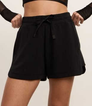 Bermuda Runner Esportiva com Amarração e Fenda Lateral Preto