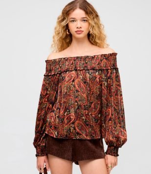 Blusa Bata em Chiffon com Decote Ombro a Ombro e Estampa Paisley Preto