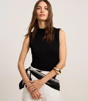 Blusa em Renda com Gola Alta e Ponto Diferenciado Preto