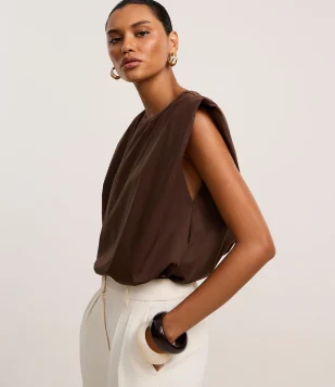 Body em Tricoline com Caimento Amplo e Gola Redonda Marrom