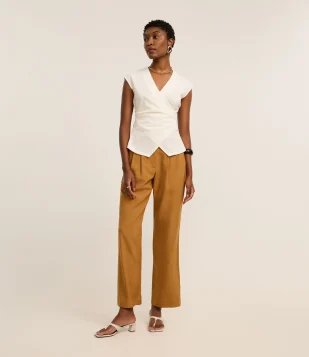 Calça Reta Alfaiatada com Cós Transpassado e Pregas Caramelo