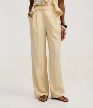 Calça Wide Leg Alfaiatada em Crepe com Pregas e Frisos Bege