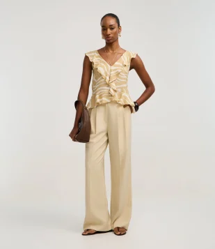 Calça Wide Leg Alfaiatada em Crepe com Pregas e Frisos Bege