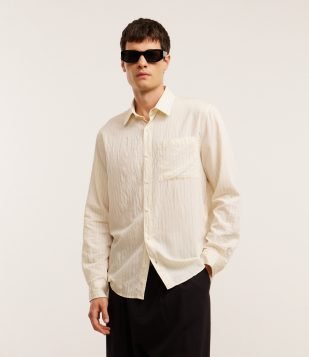 Camisa Comfort em Viscose com Estampa de Listras e Bolso Off White