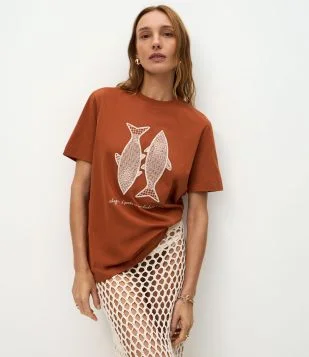 Camiseta Manga Curta com Bordado de Peixe Laranja