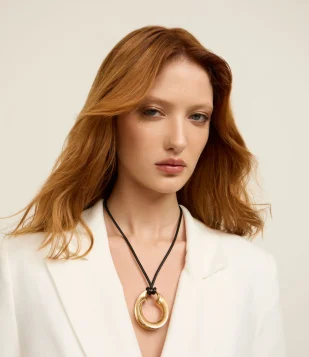 Colar Curto com Pingente de Argola Diferenciada Dourado