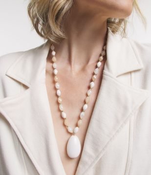 Colar Longo em Resina com Miçangas e Pingente Oval Off White
