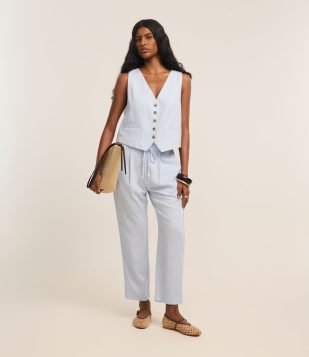 Colete em Viscolinho com Fechamento por Botões Contrastantes Azul Claro