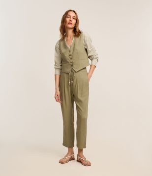 Colete em Viscolinho com Fechamento por Botões Contrastantes Verde