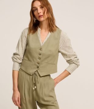 Colete em Viscolinho com Fechamento por Botões Contrastantes Verde